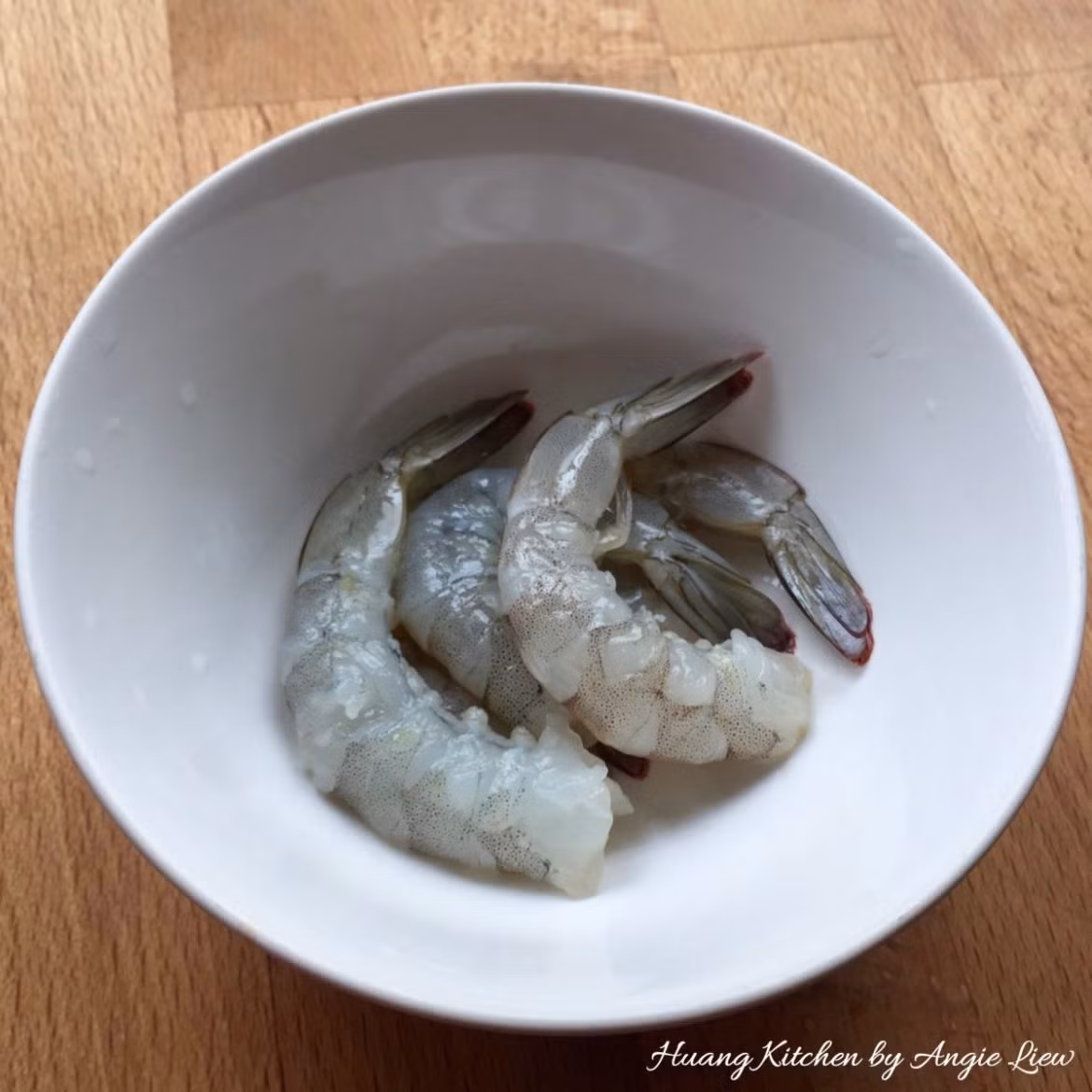 1 lạng tôm tươi bóc vỏ để nguyên đuôi.