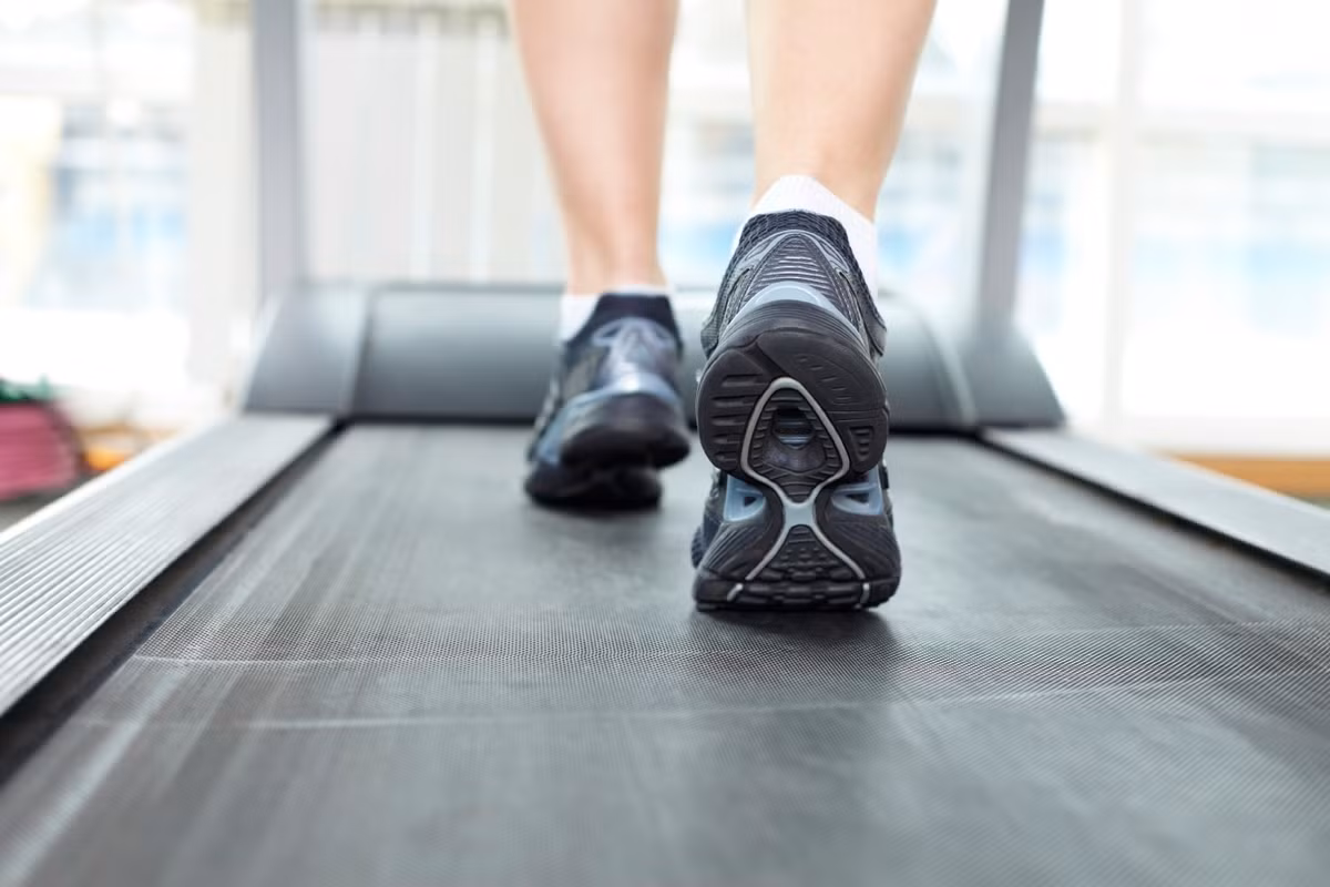 Nếu muốn giảm mỡ vùng lưng và dưới ngực, bạn dứt khoát phải chuyển sang ăn các thực phẩm có lợi cho sức khỏe và cần ăn 5 bữa nhỏ nhiều chất dinh dưỡng nhưng ít calo trong ngày. Bên cạnh đó bạn cần năng vận động hơn bằng cách chạy, bơi hoặc tập các bài tập dành cho bụng và lưng. Đi bộ cũng là một giải pháp tốt.