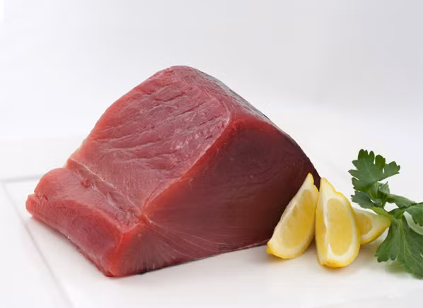 Cá ngừ và các loại cá béo khác như cá hồi đều rất giàu omega 3 và axit béo nên làm cơ thể không bị nóng, tốt cho tuần hoàn máu và các chức năng khác.