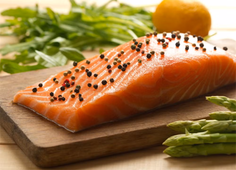 Nhờ có omega-3 mà cá hồi có thể ảnh hưởng đến tâm trạng. Chất này còn có đặc tính chống viêm sưng chống lại được tác động tiêu cực của các hormone căng thẳng. 
