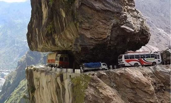 Đường cao tốc Karnali (Nepal) – Tương tự như Old Yungas, cung đường dài gần 200km nằm trên dãy Hymalaya ở phía Tây Nepal này hàng năm có tới 50 người chết. Mặt đường đất đầy ổ gà lồi lõm đến mức những người đi xe đạp có muốn dừng tại đây để ngắm cảnh cũng phải nhụt chí.
