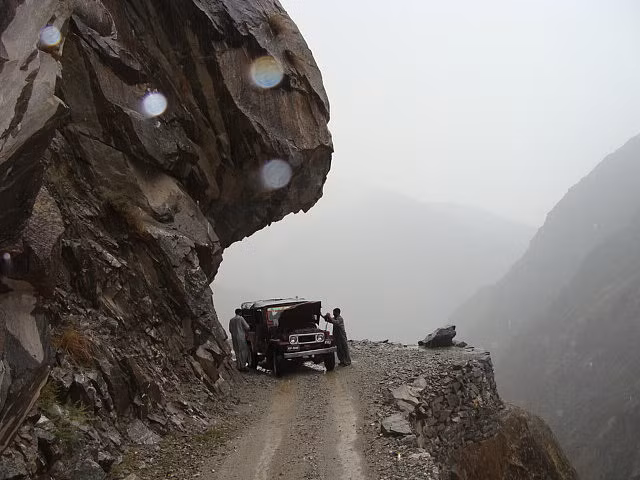 Đường mòn Nanga Parbat (Pakistan) dài 15km ở độ cao hơn 3.000m so với mực nước biển với độ dốc gần 1.000m. Trải toàn đất đá và không hề có hàng rào bảo vệ, đây cũng là “nơi tuyệt vời để chết”.
