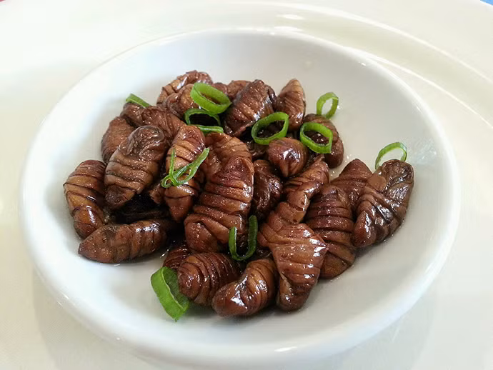 Beondegi hay còn gọi là nhộng hấp hoặc luộc là một món ăn vặt của Hàn Quốc có mùi vị giống như hạt dẻ sống.