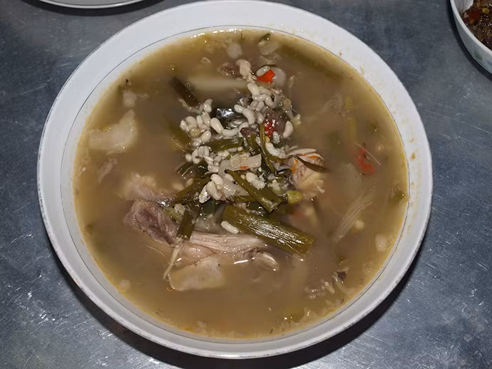 Súp trứng kiến lửa được làm từ trứng kiến, thịt bò hoặc cá và rau. Trứng kiến trông giống như những hạt cơm ngâm nở trong nước. Đây là một món ăn độc đáo của Lào.