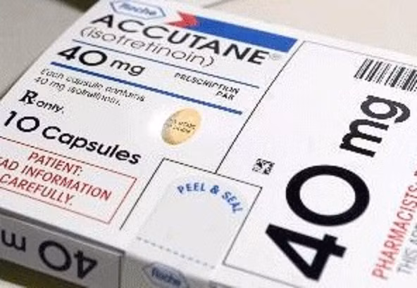 Vì Accutane có tác dụng làm giảm lượng dầu trên da nên bạn sẽ cảm thấy da, mắt, mũi... rất khô. Bác sĩ khuyên nên thường xuyên mang theo thuốc nhỏ mũi, kem dưỡng ẩm và dùng lô hội để làm dịu làn da. Sau khi điều trị, da bạn sẽ trở nên cự kỳ mẫn cảm nên cần tránh xa ánh nắng mặt trời.