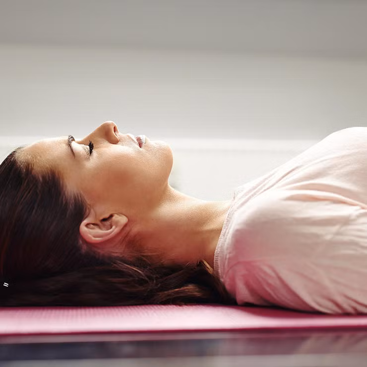Tư thế Savasana chỉ là tư thế thư giãn nhưng khá quan trọng vì nếu bạn không cảm thấy thoải mái thì không thể thư giãn được. Nếu không thoải mái với việc nằm ngửa trong vòng 10 phút này thì có thể thay đổi tư thế sao cho dễ chịu hơn như kê đệm dưới đầu gối hoặc nằm nghiêng rồi kẹp đệm vào giữa hai chân hoặc nằm sát tường v àduỗi thẳng chân lên tường. 