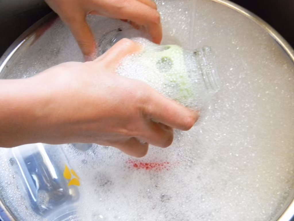 Vì vậy để tránh mang bệnh vào người cần rửa sạch bình nước uống bằng nước rửa bát sau khi dùng thay vì để lưu cữu ngày qua ngày. 