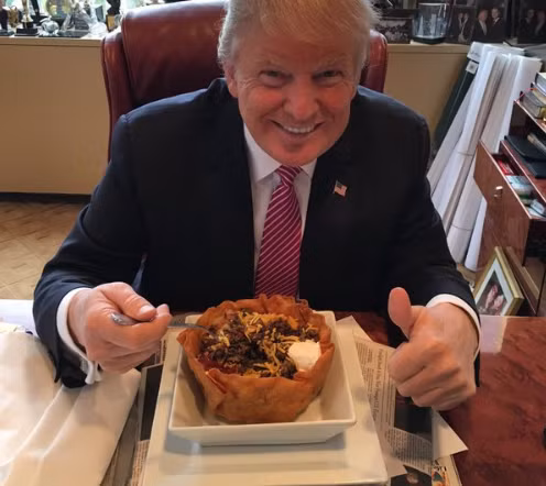 Ông Donald Trump đã đừng đưa một tấm ảnh của mình lên mạng Twitter trong đó ông đang ăn món bánh thịt chiên giòn với lời bình luận “Tôi thích món ăn Nam Mỹ”. 