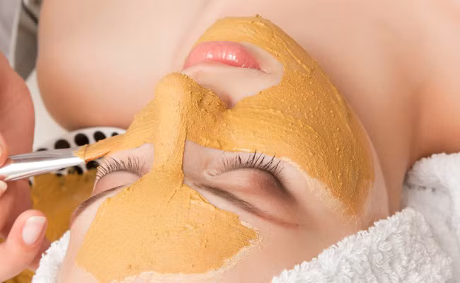 Tác dụng kháng viêm của nghệ không chỉ từ bên trong mà còn có hiệu quả với bên ngoài. Mặt nạ nghệ dành cho mặt, người và tóc chỉ gồm có bột nghệ, nước chanh và một chút dầu oliu sẽ giúp bạn có làn da mịn màng không lo trứng cá và một mái tóc sạch gầu. 