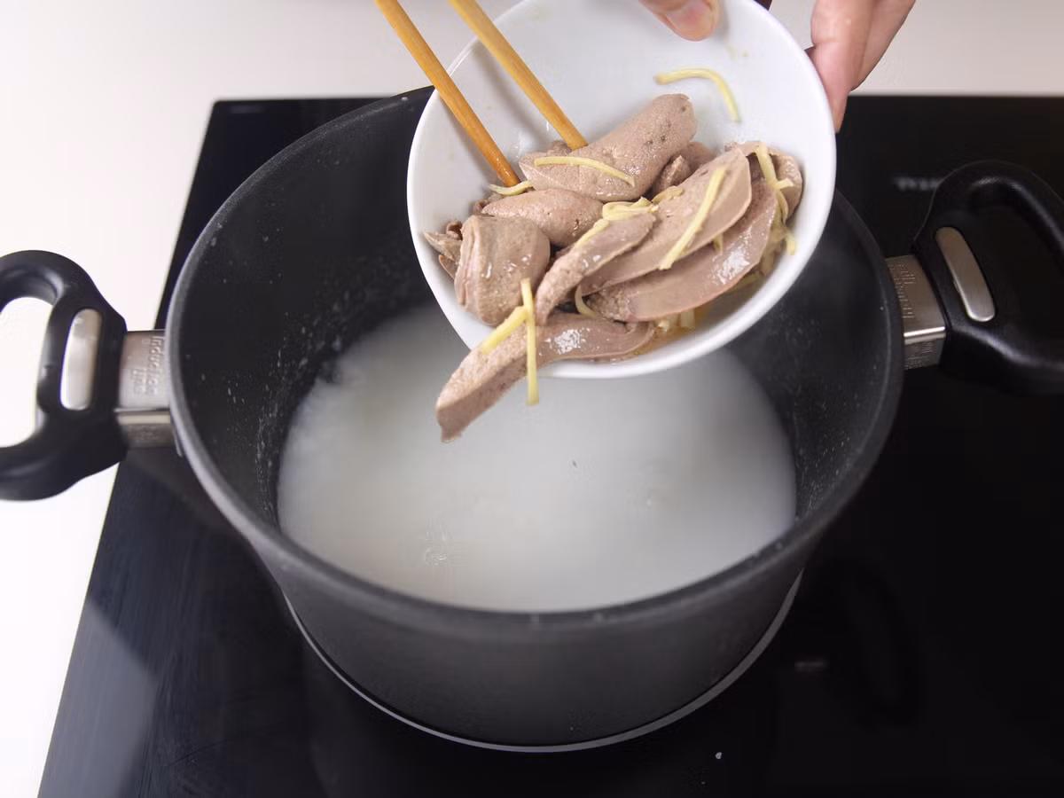 Cho gan đã ướp vào nồi.