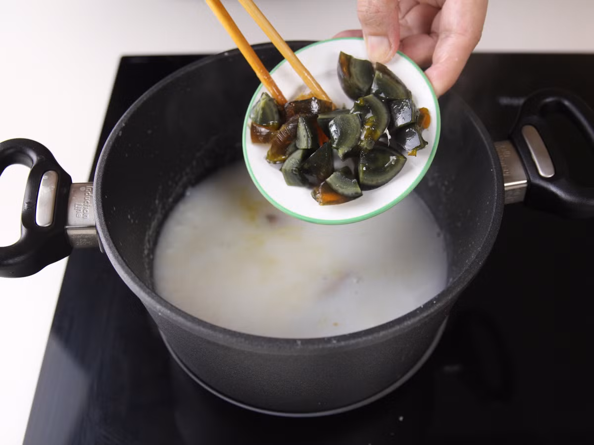 Tiếp theo cho thêm trứng bắc thảo vào nấu thêm khoảng 2 phút nữa.
