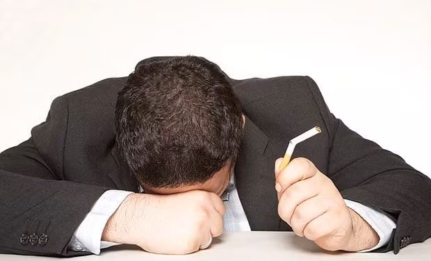 Cần dự tính trước. Thay vì hút thuốc lá sau khi ăn xong, hãy lên kế hoạch đi dạo hoặc phụ giúp rửa bát đĩa. 