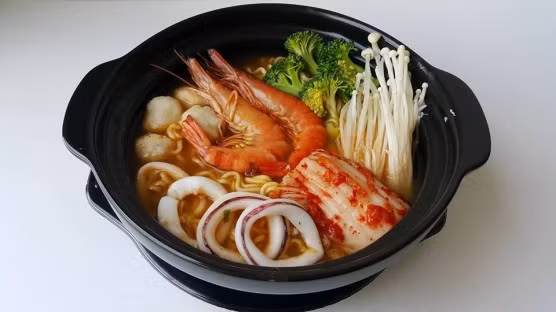 Mì cay hay còn gọi là mì Jjambong, có xuất xứ từ Trung Quốc nhưng khi du nhập vào Hàn Quốc, món ăn này trở nên nổi tiếng vì thường được xuất hiện trong những bộ phim hoặc chương trình thực tế. Tại Việt Nam, mì cay Hàn Quốc xuất hiện không lâu nhưng lại là món ăn đang gây “sốt” trong giới trẻ. Mì cay là sự kết hợp giữa mì và nước dùng cay đậm đà từ kim chi kèm chả cá, xúc xích, mực, tôm, thịt bò, nấm và các loại rau, quả... Mì cay có nhiều cấp độ từ dành cho thực khách thích ăn cay từ ít đến nhiều (từ cấp độ 1 đến cấp độ 7). (Ảnh: diadiemanuong) 