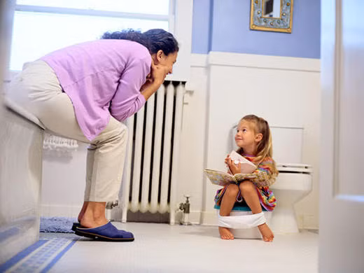 Đối với các bé gái, việc vệ sinh đúng cách là điều tối quan trọng vì lau cho bé sai cách dễ làm bé bị nhiễm trùng đường tiểu. Hãy dậy bé dùng giấy vệ sinh lau từ trước ra sau, dùng giấy thấm khô. Nếu trẻ chưa thành thục thì mẹ phải vệ sinh cho bé. Cần lưu ý những biểu hiện nhiễm trùng đường tiết niệu như ngứa, đỏ hoặc nước tiểu vẩn đục có thể xảy ra trong quá trình tập cho bé đi vệ sinh. 