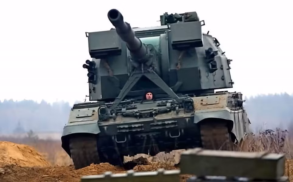 Pháo tự hành 2S35 Koalitsiya-SV cỡ 152 mm sử dụng khung gầm xe tăng T-90. Việc nhắm mục tiêu và tác xạ hoàn toàn tự động, kíp chiến đấu gồm 3 người, so với 5 người trên những hệ thống cũ.