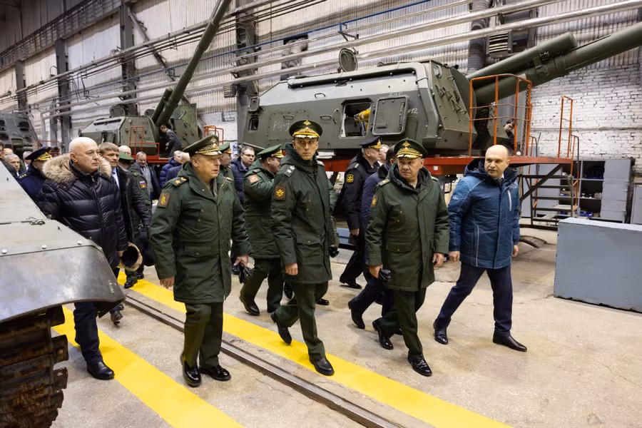 Đại tướng Shoigu nhấn mạnh rằng nhu cầu đối với pháo tự hành 2S35 Koalitsiya-SV là rất cao và doanh nghiệp cần phải đẩy nhanh quá trình thử nghiệm cũng như bắt đầu sản xuất hàng loạt.