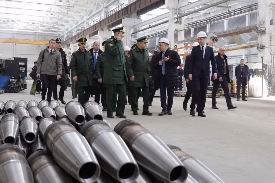 "Đừng đùa nữa các bạn! Chúng tôi đã bận rộn với việc này vào năm 2022. Quân đội Nga lẽ ra phải có những cỗ máy này và để chúng hoạt động hết công suất vào năm 2023, nhưng với các bạn thì mọi thứ đều rất bình lặng, có thể nói như vậy".