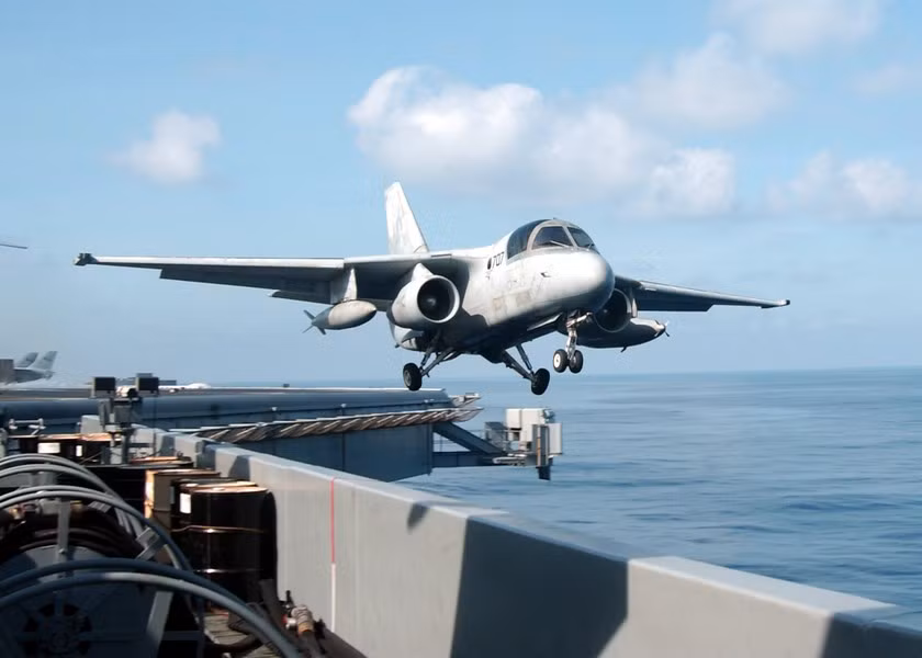 "Để thay thế S-3 Viking, Hải quân Mỹ có thể gọi P-8A Poseidon từ bờ biển, nhưng nó không thuộc lực lượng tác chiến trên tàu sân bay, và nói chung còn các nhiệm vụ khác ngoài việc hỗ trợ AUG", vị chuyên gia nhấn mạnh.
