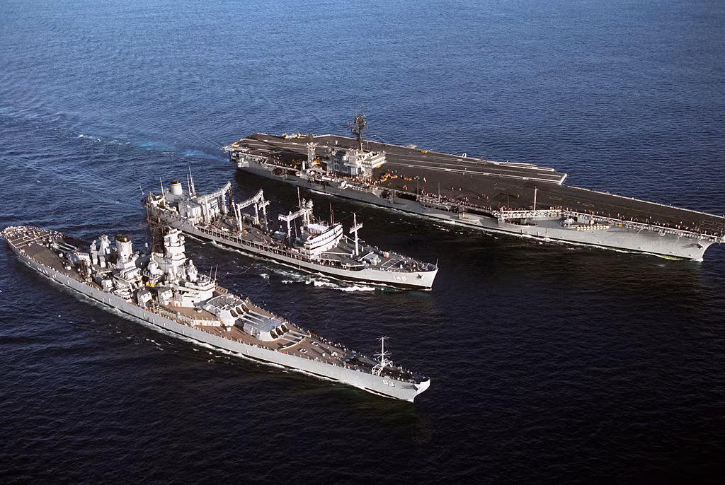 Ba siêu phẩm trong một bức ảnh: Từ trên xuống dưới bao gồm Tàu sân bay USS Kitty Hawk, tàu hậu cần UNS Kawishiwi và thiết giáp hạm USS Missouri. Nguồn ảnh: USnavy.