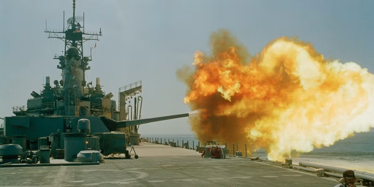 Đặc biệt nhất trong hai tàu chiến này vẫn là USS Missouri (BB-63) được coi là thiết giáp hạm cuối cùng trong lịch sử hàng hải thế giới. Thiết giáp hạm này được đóng theo lớp Iowa và là tàu chiến thứ ba của Hải quân Mỹ được đặt tên bang Missouri. Nguồn ảnh: BI.