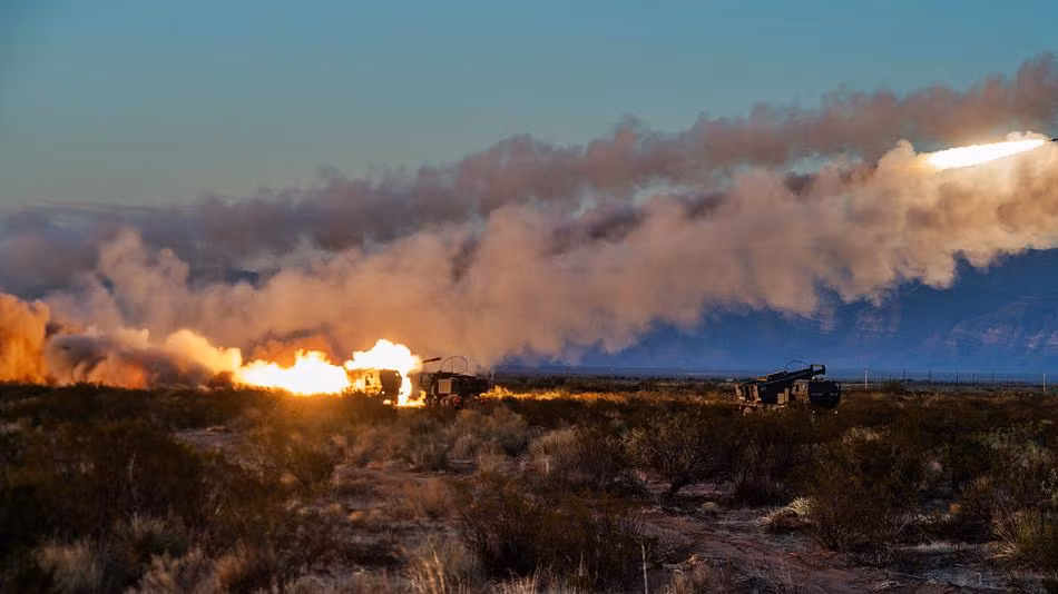 HIMARS có khả năng mang theo tối đa 6 pháo phản lực hoặc một tên lửa MGM-140 ATACMS. Các phiên bản sau này của HIMARS được thiết kế hướng tới khả năng cơ động cao nhưng lại lược bỏ bớt khả năng mang pháo phản lực của cơ cấu này. Nguồn ảnh: Sina.