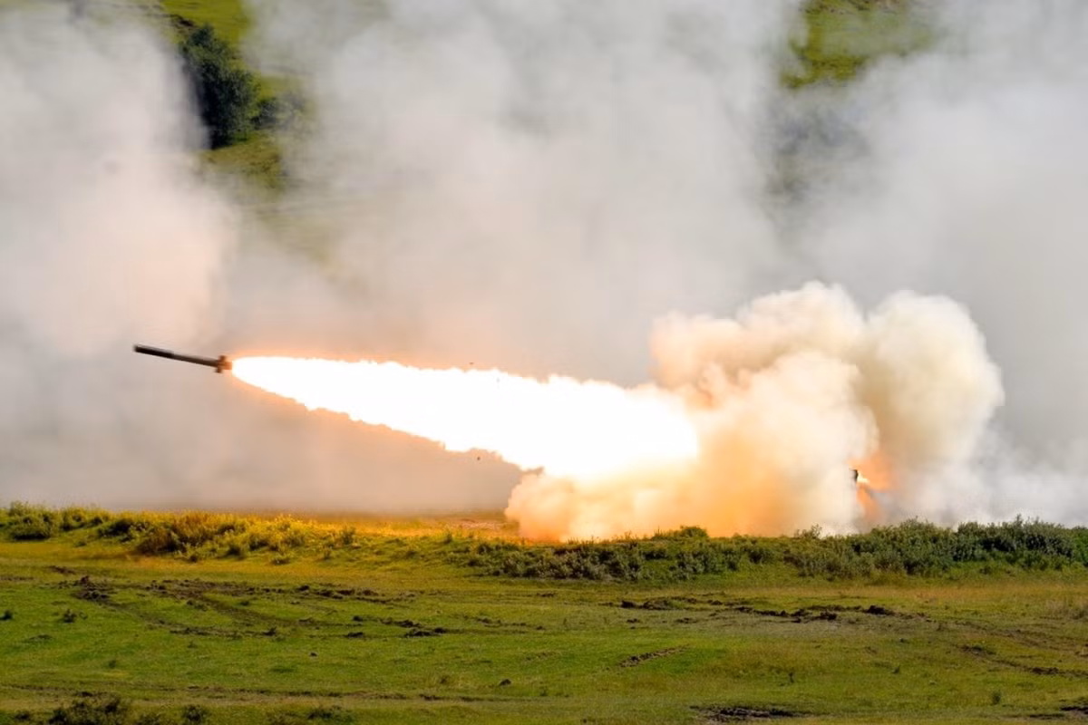 Tầm hoạt động của HIMARS tối đa có thể lên tới 480 km với tốc độ di chuyển nhanh nhất là 85 km/h. Nguồn ảnh: Sina.