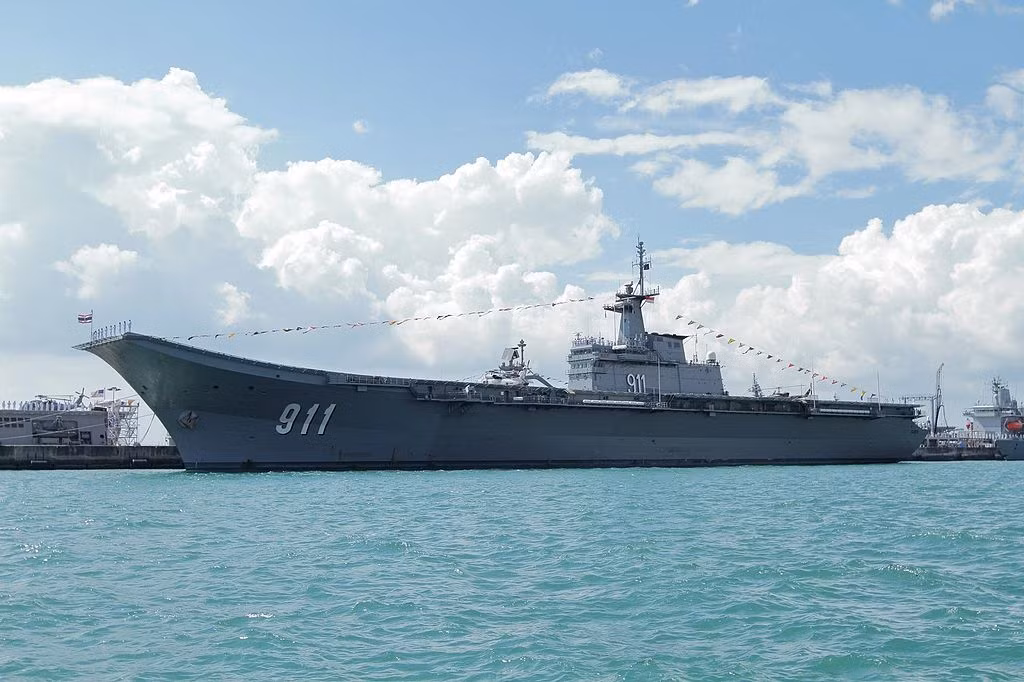 Tuy nhiên trên thực tế, tàu sân bay HTMS Chakri Naruebet lại chỉ mang tính biểu tượng là chính khi toàn bộ số máy bay được bán kèm tàu bị loại biên sau 10 năm phục vụ (chủ yếu đắp chiếu do thiếu ngân sách vận hành). Nguồn ảnh: QQ.