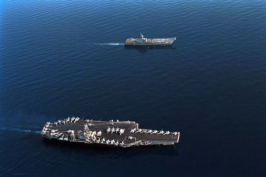 Kể từ năm 2010 trở lại đây, HTMS Chakri Naruebet đã hoàn toàn mất đi khả năng chiến đấu khi nó bị biến thành... địa điểm du lịch với việc đón khoảng 40.000 lượt khách thăm quan mỗi năm. Nguồn ảnh: QQ.