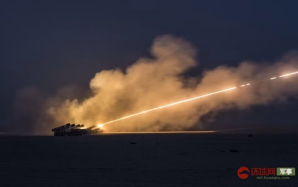 Trong đó BM-30 Smerch là tổ hợp pháo phản lực phóng loạt do Liên Xô thiết kế và bắt đầu được phục vụ từ năm 1989 tới nay. Tổ hợp BM-30 sử dụng đạn có cỡ 300mm và được trang bị tới 12 nòng phóng. Nguồn ảnh: QQ.