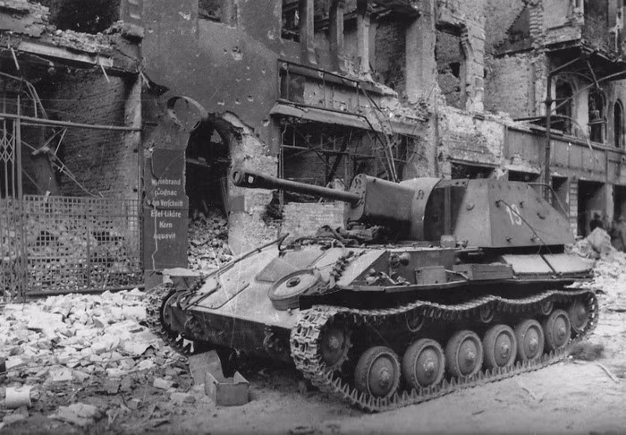 Thiết kế của SU-76 hoàn toàn không có tháp pháo và khẩu pháo tự hành này buộc phải di chuyển khi muốn quay nòng. Nguồn ảnh: Pinterest.
