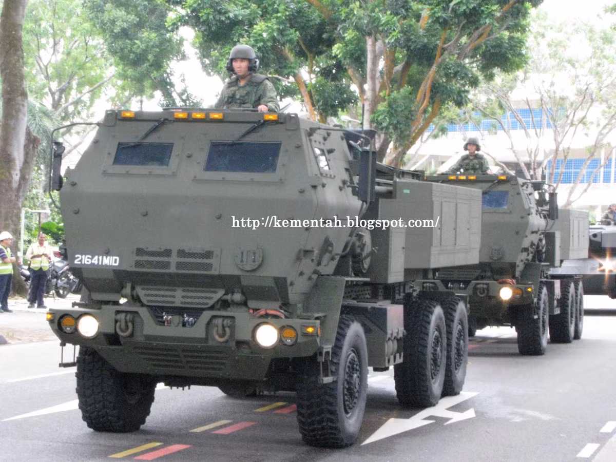 Có cỡ nòng 227mm, HIMARS được xem là tổ hợp pháo phản lực phóng loạt hiện đại nhất Đông Nam Á khi nó có tầm bắn hiệu quả từ tối thiểu 2 km cho tới tối đa 300 km - nghĩa là gấp đôi các tổ hợp DTI-1G của Thái Lan và EXTRA của Việt Nam. Nguồn ảnh: Kementah.