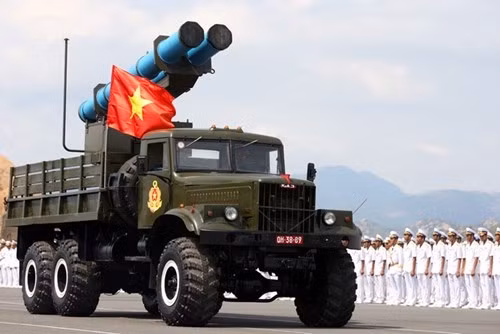 Tiếp đến là tổ hợp pháo phản lực phóng loạt EXTRA do Israel thiết kế. Loại pháo phản lực này xuất hiện trong biên chế của quân đội Việt Nam và được coi là một trong những loại pháo phản lực hiện đại nhất mà quân đội ta đang sở hữu. Nguồn ảnh: Tube.