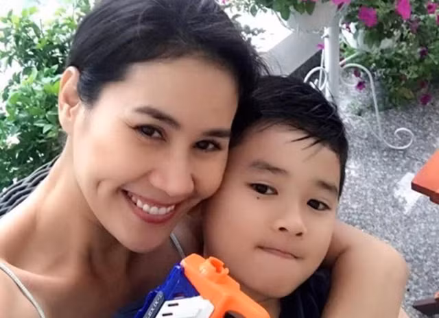 Diễn viên Thân Thúy Hà yêu cây xanh, thích trồng rau và hoa nên không gian sống mới của hai mẹ con rất xanh mát và yên bình nhờ trang trí bởi hoa tươi.