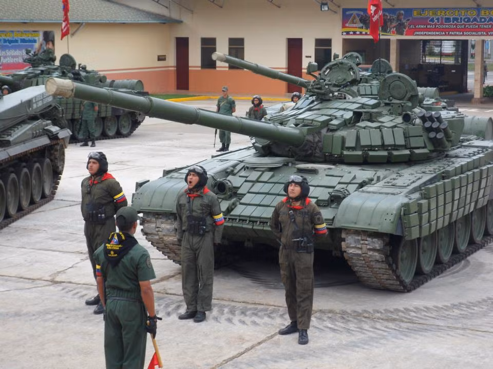 Theo đó các xe tăng này bắt đầu được Venezuela mua từ Nga vào năm 2009 và quá trình chuyển giao các xe tăng chủ lực T-72B1V bắt đầu được chuyển tới Venezuela từ năm 2011. Nguồn ảnh: Globalfire.