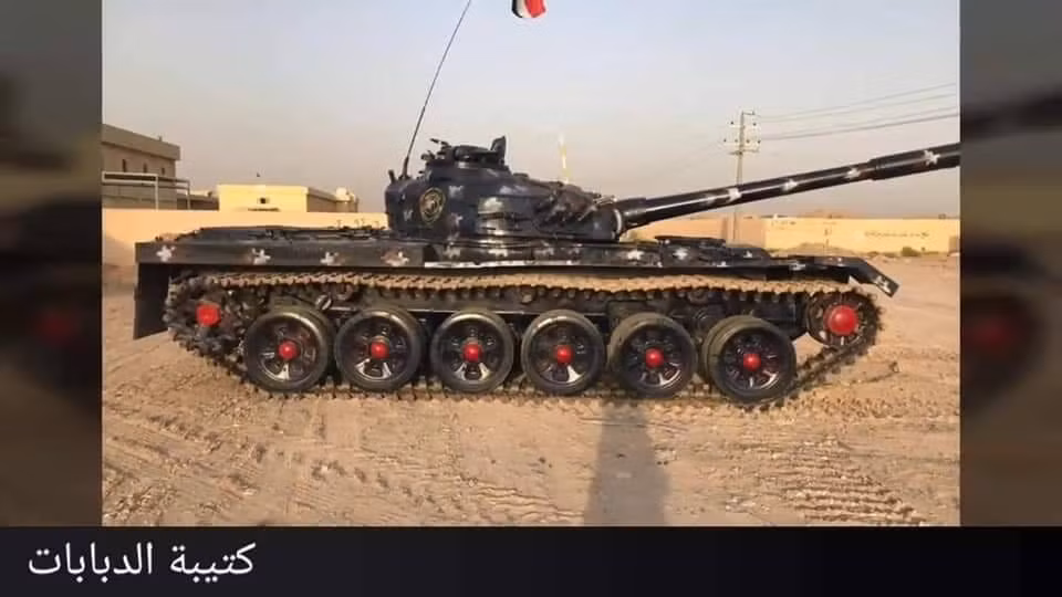 Có thể thấy trang bị trên những chiếc T-72 này là khá tối giản, không giáp phản ứng nổ, không chắn xích, không súng máy nóc.Nguồn ảnh: QQ.