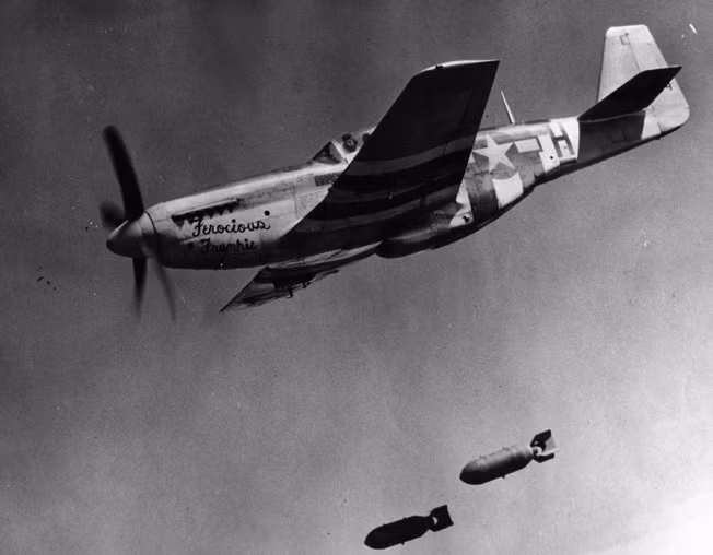 Đứng ở ngay vị trí thứ hai là tiêm kích North American P-51. Loại tiêm kích này của Mỹ được sản xuất tổng cộng 15.588 chiếc - chỉ thua kém đôi chút so với P-47 và suýt nữa cũng đã trở thành loại tiêm kích được sản xuất nhiều nhất lịch sử. Nguồn ảnh: Warhistoryonline.