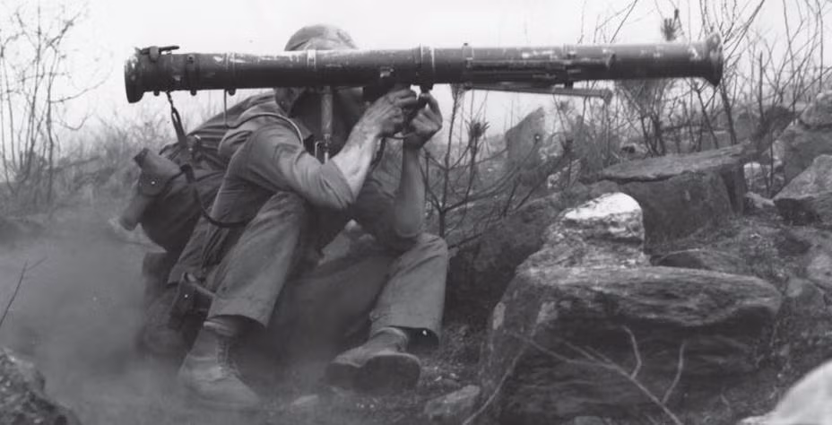Để thuận tiện cho việc di chuyển, những khẩu Bazooka M20 phiên bản sau thậm chí còn được thiết kế có thể bẻ gập đôi thân súng nhằm gọn gàng tối đa cho người mang vác. Nguồn ảnh: Pinterest.