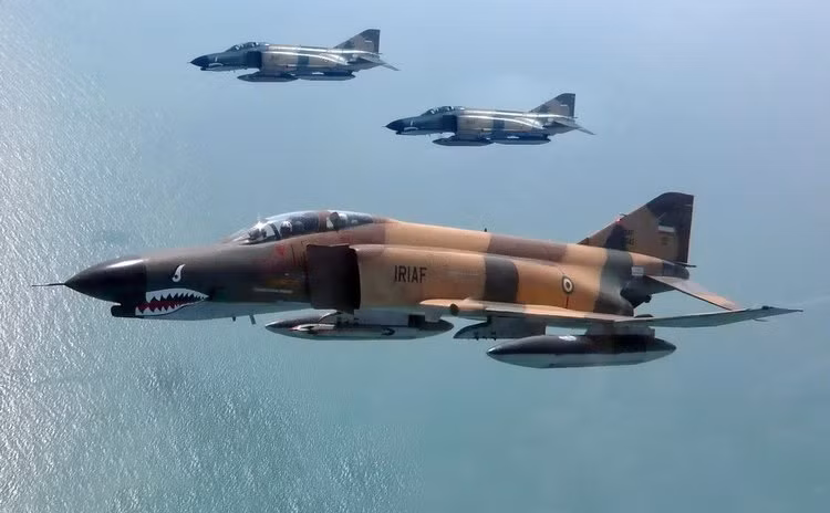 Iran là một lực lượng không quân khá thú vị với một loạt các loại tiêm kích Mỹ xuất hiện trong biên chế nước này như F-4 hay F-14. Tuy nhiên phần lớn trong số này đã khá cũ và được đánh giá là quá thời hạn sử dụng hoàn toàn. Chưa kể tới việc, trong hoàn cảnh bị cấm vận như hiện tại, Iran sẽ có rất ít cơ hội để nâng cấp lực lượng không quân của mình. Nguồn ảnh: BI.