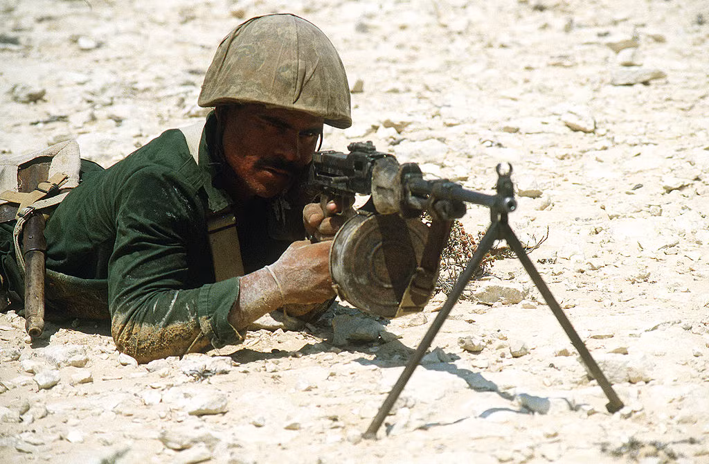 Sử dụng cỡ đạn 7,62x39mm giống với AK-47, tuy nhiên RPD lại có tầm bắn xa hơn nhiều do nó sở hữu nòng lớn hơn. Chiều dài tổng thể của súng lên tới 1037mm - nghĩa là hơn một mét trong khi đó chiều dài nòng của súng đạt 520mm - hơn 50%. Nguồn ảnh: Pinterest.