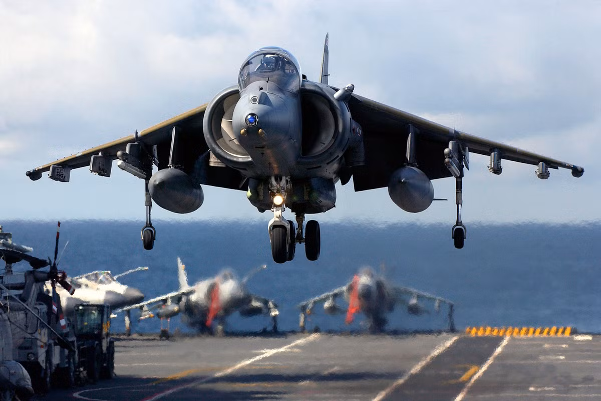 Hải quân Anh đã cho một loạt các loại cường kích AV-8B về hưu và hiện tại Hải quân nước này không còn bất cứ một loại máy bay chiến đấu nào phù hợp với việc cất cánh từ tàu sân bay mới nhất do nước này vừa sản xuất. Nguồn ảnh: QQ.