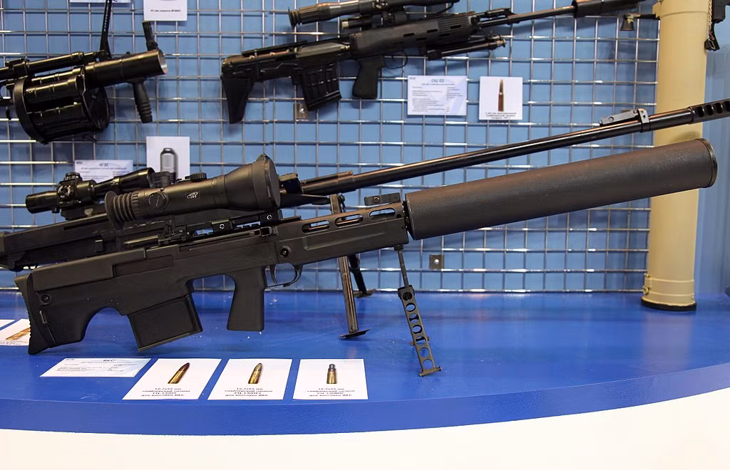 Mặc dù có kiểu dáng cực kỳ hiện đại, khẩu súng bắn tỉa dạng bullpup (hộp tiếp đạn phía sau cò súng) này của Nga lại là khẩu súng bắn tỉa lên đạn sau từng phát bắn. Nguồn ảnh: Wiki.