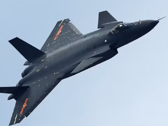 Điều này khiến phiên bản F-4E Phantom II sau này của Hải quân Mỹ buộc phải được trang bị thêm pháo 20mm để phù hợp với đối phương chủ yếu của chúng khi đó là các tiêm kích MiG. Đây rất có thể sẽ là bài học cực kỳ đắt giá cho J-20 của Trung Quốc. Nguồn ảnh: CNBC.