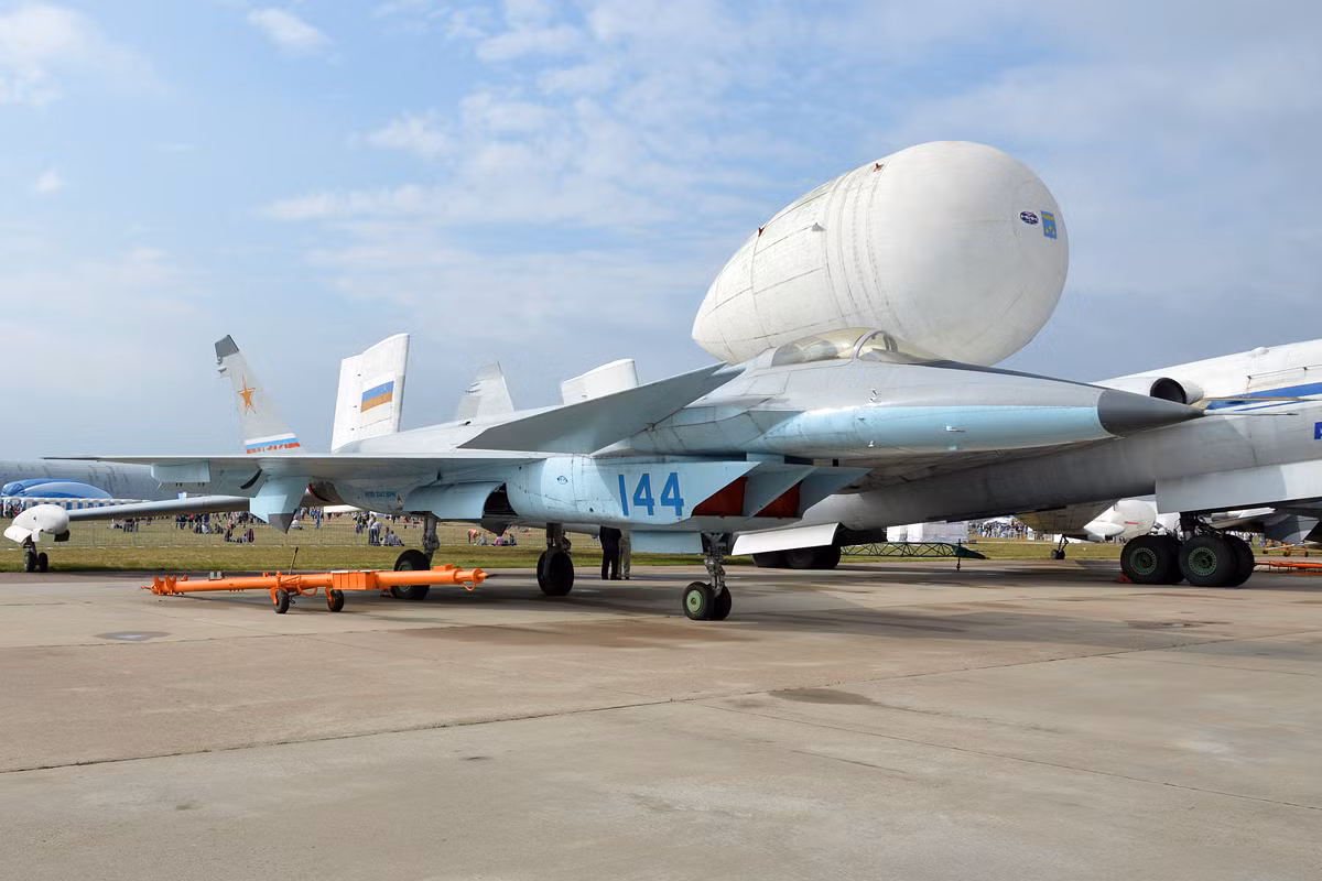 Tới nay, J-20 đã trở thành tiêm kích thế hệ 5 chủ lực của Không quân Trung Quốc trong khi MiG-1.44 mãi mãi chỉ là loại tiêm kích thử nghiệm của Không quân Nga. Thậm chí nó còn mới chỉ bay thử được đúng một lần duy nhất. Nguồn ảnh: Military-today.