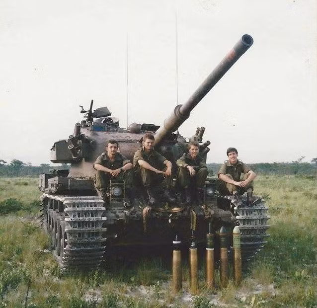 Olifant Mk.2 là bản nâng cấp tiếp theo của Mk.1B, tháp báo được thiết kế lại, hệ thống điều khiển bắn mới, được trang bị hệ thống phát hiện và tham gia mục tiêu mới. Động cơ đã được nâng cấp lên 1040 sức ngựa. Trang bị pháo LIW 105 mm GT-8 hoặc pháo nòng trơn 120 mm. Nguồn ảnh: Military-today.