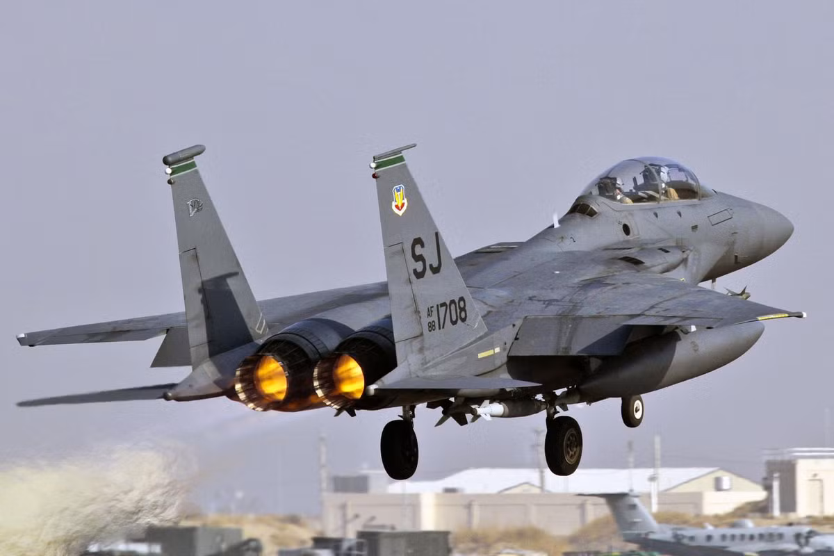 Tiếp đến là F-18 - một trong những loại máy bay có khả năng cất cánh từ tàu sân bay được cho là tốt nhất thế giới hiện nay. Nhiệm vụ của F-18 khi ra đời đó là trám vào vị trí trống mà chiếc F-14 không thể đảm nhận nổi do khó hoạt động trên tàu sân bay. Nguồn ảnh: BI.