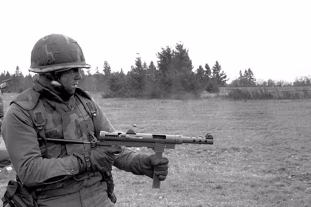 Ra đời từ năm 1944 và bắt đầu được sản xuất từ năm 1945, súng tiểu liên do Thuỵ Điển thiết kế mang tên Carl Gustav M/45 là một trong những vũ khí chính của lính Pháp sử dụng trên chiến trường Việt Nam trong suốt 9 năm diễn ra Chiến tranh Đông Dương. Nguồn ảnh: Sub.