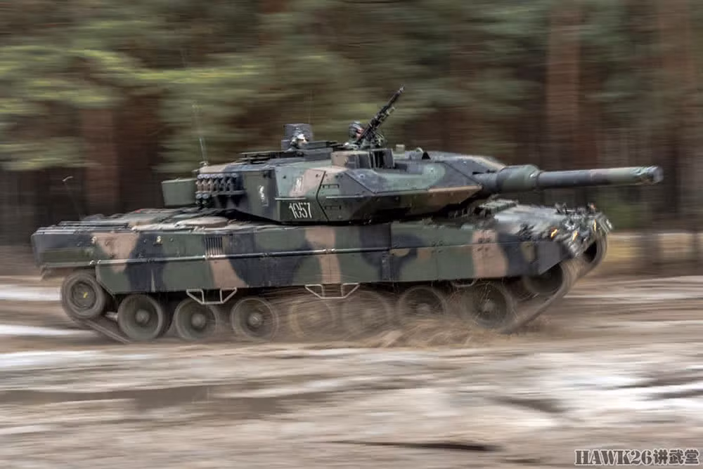 Ngoài ra, Leopard 2PL còn được trang bị loại đạn mới, bao gồm cả đạn xuyên giáp vạch đường DM63 và đạn DM11 đa dụng. Nguồn ảnh: Hawk26.
