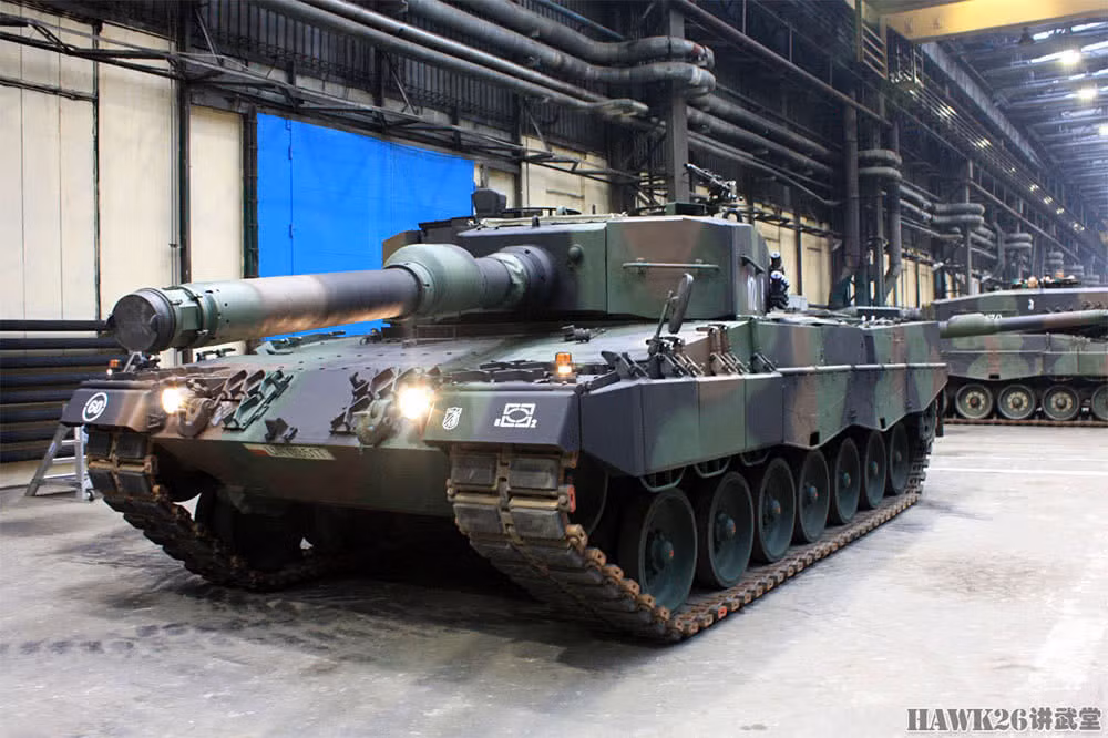 Trong quá khứ, Ba Lan có tổng cộng 120 xe tăng Leopard 2A4. Tuy nhiên số lượng nâng cấp trong hợp đồng Ba Lan ký với Đức lại là 128 bao gồm cả 8 trên tổng số 14 chiếc Leopard 2A4 được Ba Lan sử dụng cho nhiệm vụ huấn luyện. Nguồn ảnh: Hawk26.