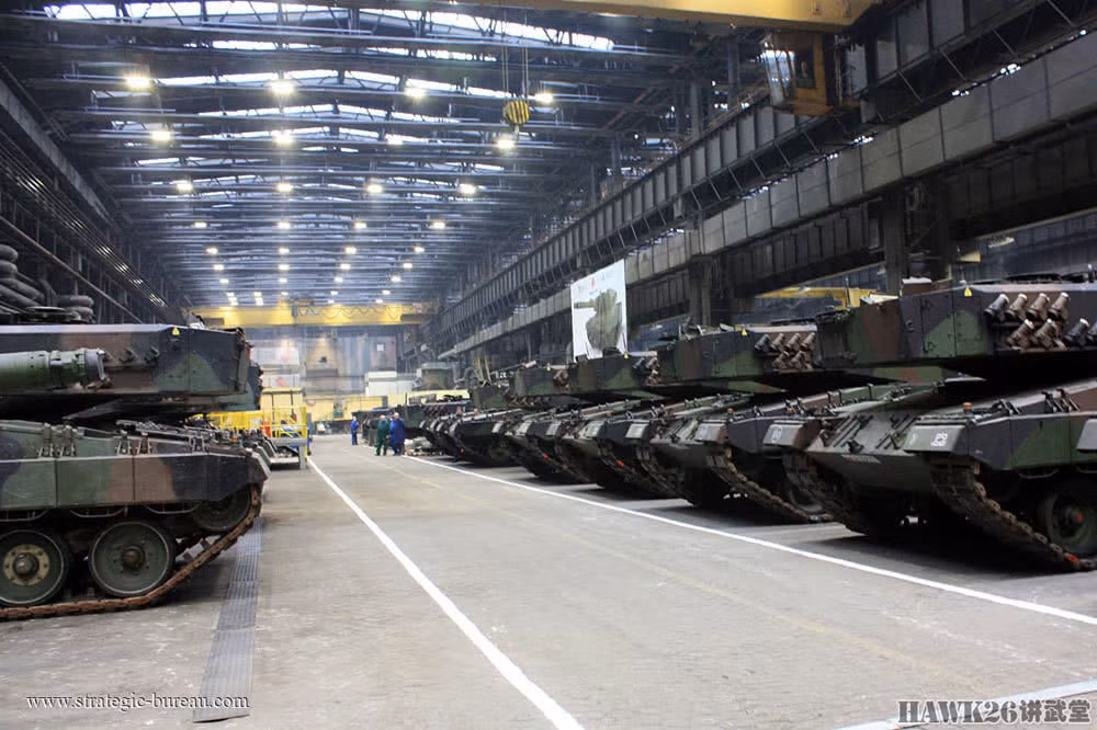 Cận cảnh bên trong nhà kho Rhine Land System - nơi những chiếc Leopard 2A4 của Ba Lan sẽ được nâng cấp lên phiên bản Leopard 2PL. Tuy nhiên vẫn chưa rõ liệu toàn bộ xe tăng Leopard 2A4 của Ba Lan có nâng cấp ở đây hay không hay Ba Lan sẽ được Đức chuyển giao công nghệ trong tương lai. Nguồn ảnh: Hawk26.