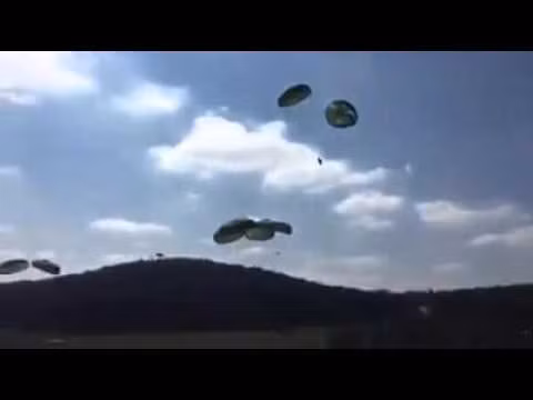 Cuối cùng là pha nhảy dù xe ô tô bọc thép Humvee của Lục quân Mỹ ở căn cứ Hohenfels, Đức. Vụ việc xảy ra vào tháng 4/2016 và dù trên chiếc Humvee này đã không mở hết. Nguồn ảnh: Tube.